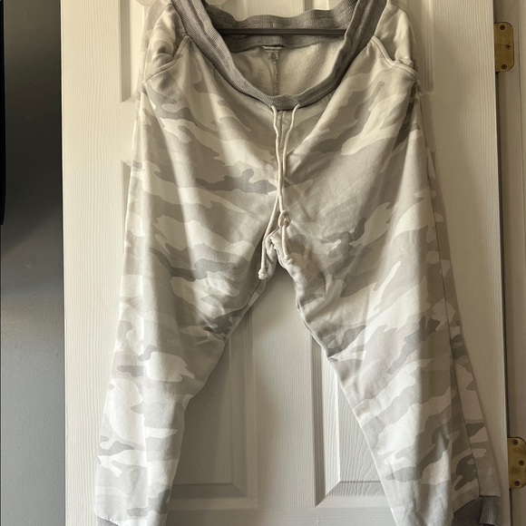 American Eagle Outfitters Light Gray Camo Joggers - Picture 1 of 5